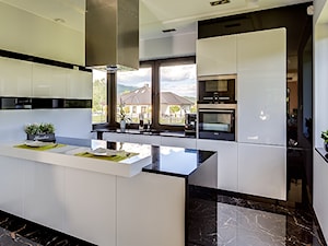 Kuchnia minimalistyczna - Duża otwarta z salonem z kamiennym blatem z zabudowaną lodówką kuchnia w kształcie litery u z wyspą lub półwyspem, styl nowoczesny - zdjęcie od Mebilja