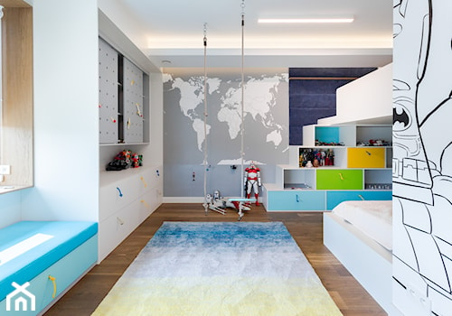Dom w Gdyni 2017 - konkurs - Duży biały szary pokój dziecka dla dziecka dla chłopca, styl nowoczesny - zdjęcie od formativ. kasia dudko