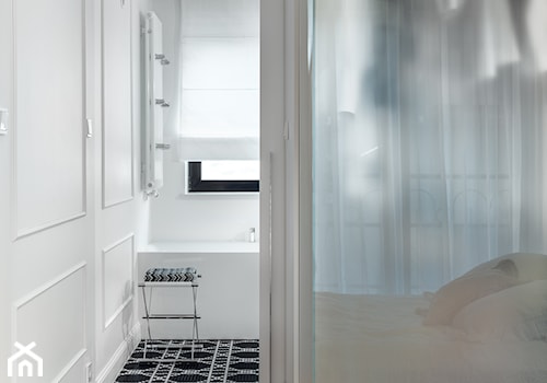 Dom w Gdyni 2017 - Mała biała sypialnia z łazienką, styl tradycyjny - zdjęcie od formativ. kasia dudko