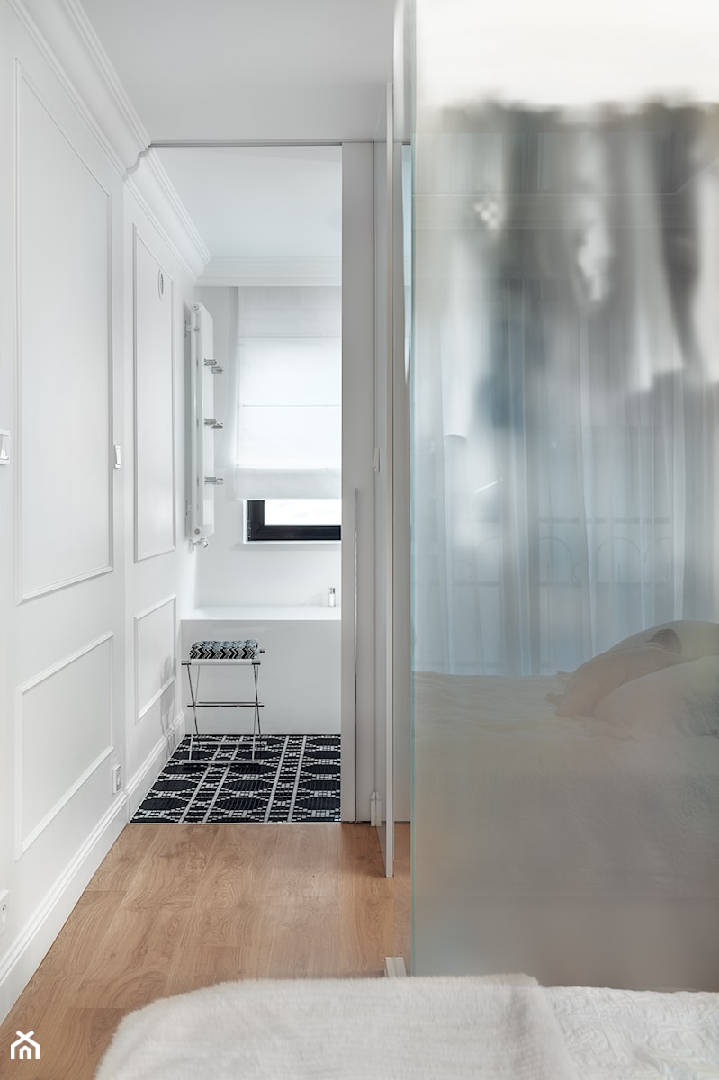 Dom w Gdyni 2017 - Mała biała sypialnia z łazienką, styl tradycyjny - zdjęcie od formativ. kasia dudko