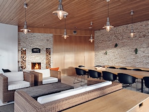 Domek Biesiadny - Mały beżowy salon z jadalnią, styl industrialny - zdjęcie od formativ. kasia dudko