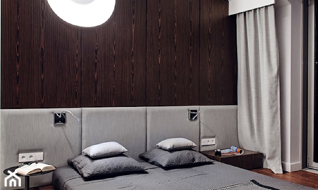 szare łóżko, drewniana ściana, szare zasłony