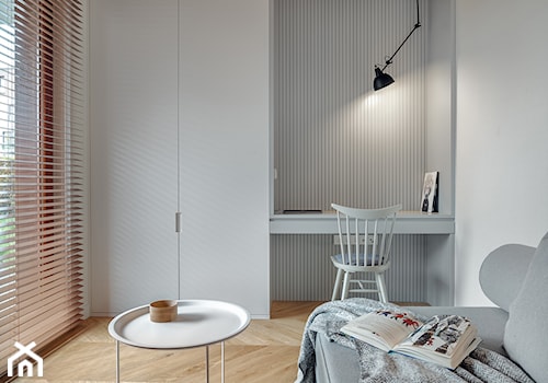 Apartament w Gdyni 2017 - konkurs - Mała biała z biurkiem sypialnia, styl nowoczesny - zdjęcie od formativ. kasia dudko