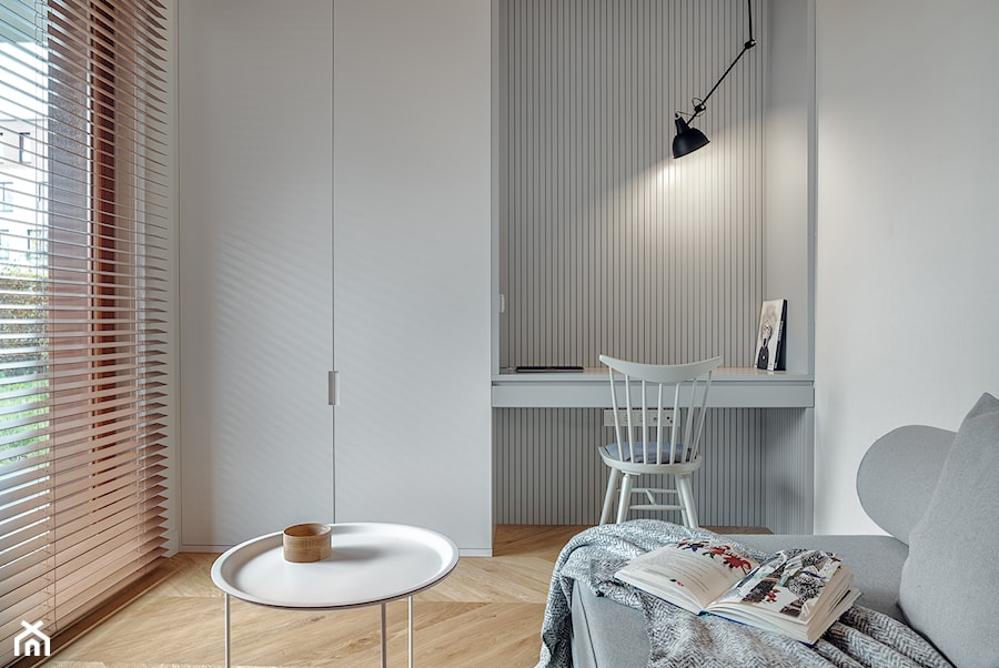 Apartament w Gdyni 2017 - konkurs - Mała biała z biurkiem sypialnia, styl nowoczesny - zdjęcie od formativ. kasia dudko