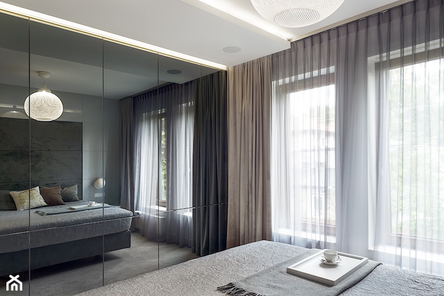 Apartament w Gdyni 2016 - Średnia szara z panelami tapicerowanymi sypialnia, styl nowoczesny - zdjęcie od formativ. kasia dudko