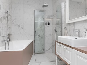 Zdjęcia z realizacji projektu - Klasyka w nowym wydaniu - Średnia bez okna z lustrem z marmurową podłogą łazienka, styl tradycyjny - zdjęcie od MOTIF DESIGN
