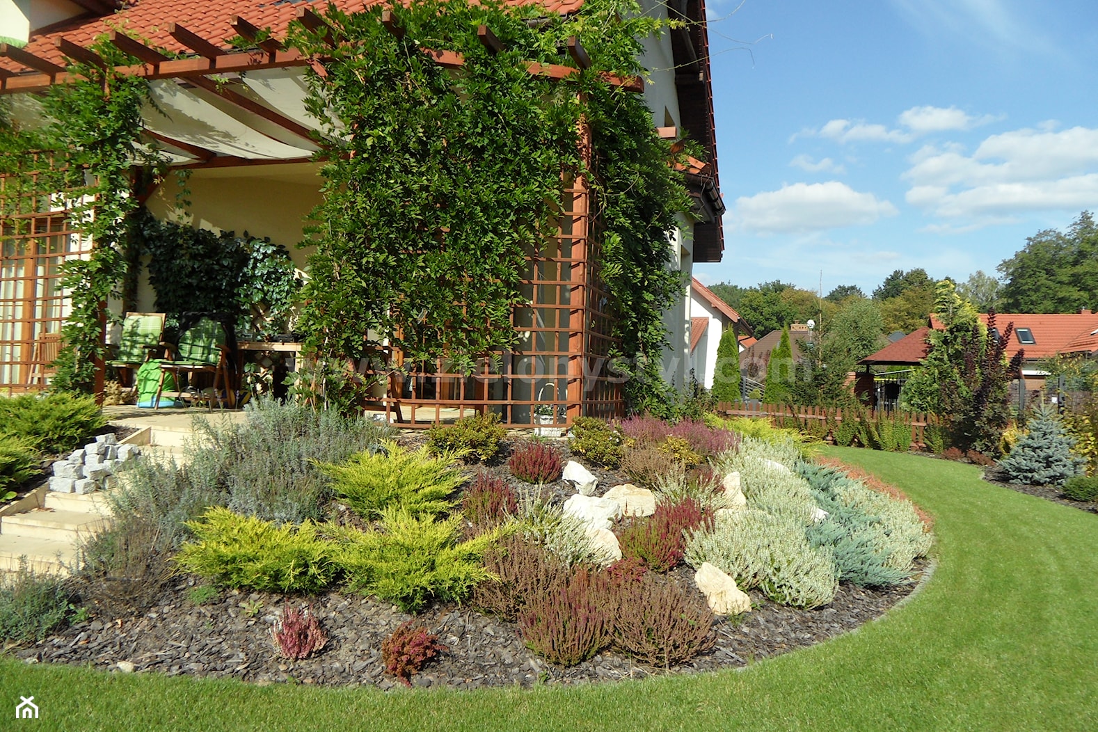 Ogród na skarpie - zdjęcie od Zielony Styl -Projektowanie, realizacja ogrodów i tarasów - Homebook