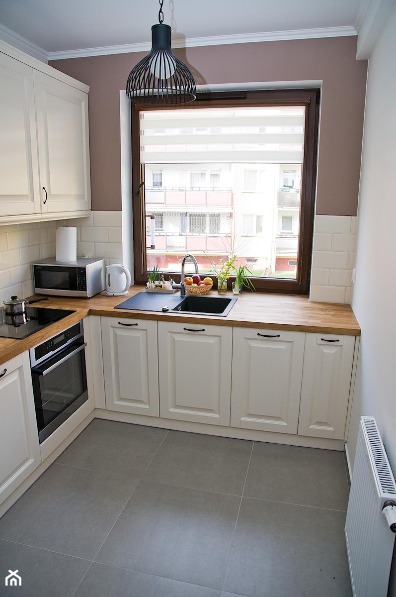 Średnia zamknięta beżowa biała brązowa z podblatowym zlewozmywakiem kuchnia w kształcie litery l, styl rustykalny - zdjęcie od AC projekt