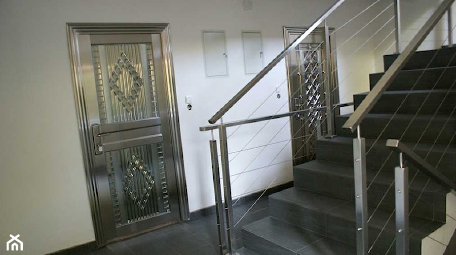 nierdzewna klatka schodowa - Schody betonowe, styl nowoczesny - zdjęcie od Pracownia Architektury Katarzyna Hermyt-Staszewska