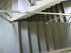 nierdzewna klatka schodowa - Schody dwubiegowe betonowe, styl nowoczesny - zdjęcie od Pracownia Architektury Katarzyna Hermyt-Staszewska