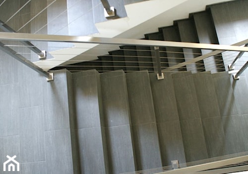 nierdzewna klatka schodowa - Schody dwubiegowe betonowe, styl nowoczesny - zdjęcie od Pracownia Architektury Katarzyna Hermyt-Staszewska