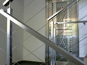 nierdzewna klatka schodowa - Schody jednobiegowe betonowe, styl nowoczesny - zdjęcie od Pracownia Architektury Katarzyna Hermyt-Staszewska