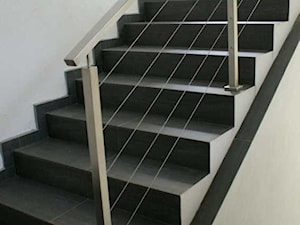 nierdzewna klatka schodowa - Schody jednobiegowe betonowe, styl nowoczesny - zdjęcie od Pracownia Architektury Katarzyna Hermyt-Staszewska
