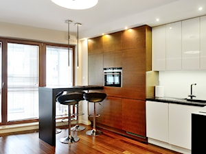 Apartament Wronia - Średnia otwarta z salonem biała z zabudowaną lodówką z nablatowym zlewozmywakiem kuchnia w kształcie litery l z oknem, styl nowoczesny - zdjęcie od Anna Łysiak
