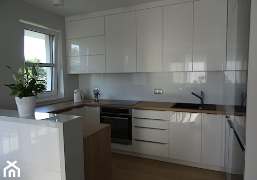Meble kuchenne - Średnia otwarta biała z zabudowaną lodówką z nablatowym zlewozmywakiem kuchnia w kształcie litery g z oknem, styl nowoczesny - zdjęcie od Promeb