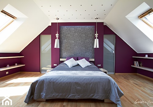 Przykładowe realizacje - Duża biała fioletowa sypialnia na poddaszu, styl nowoczesny - zdjęcie od Golden Point