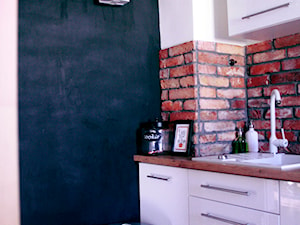 Metamorfoza kuchni w bloku z wielkiej płyty - Mała średnia otwarta zamknięta kuchnia - zdjęcie od nmackowiak