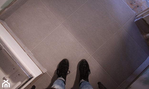 szare płytki w łazience na podłodze