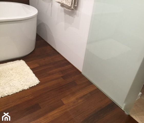 podłogi drewniane w łazience - zdjęcie od pavloczka - Homebook