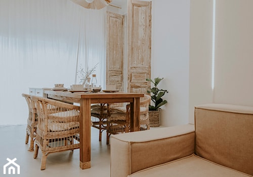 MIESZKANIE BOHO 47 m2 - Średnia biała jadalnia w salonie, styl rustykalny - zdjęcie od troomono