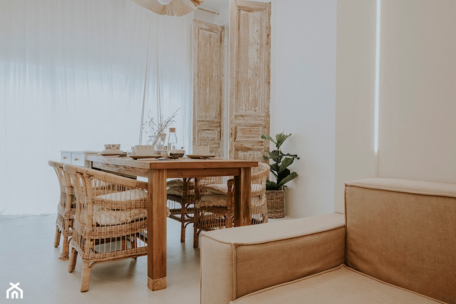 MIESZKANIE BOHO 47 m2 - Średnia biała jadalnia w salonie, styl rustykalny - zdjęcie od troomono