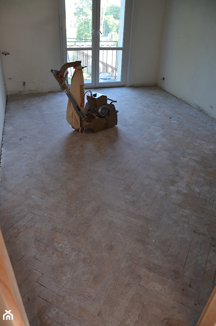 Podłoga w salonie przed renowacją - zdjęcie od Jakub Górski - Homebook