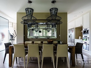 Dom Koleczkowo - Średnia beżowa biała jadalnia w kuchni, styl nowoczesny - zdjęcie od ASAR projekt