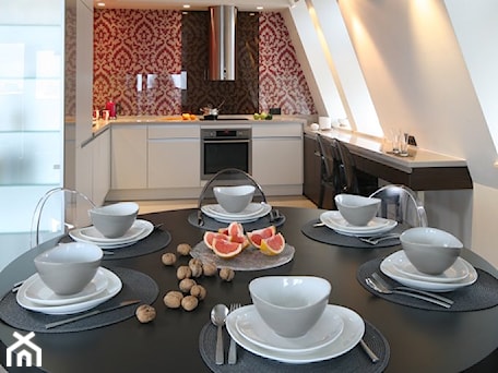 Aranżacje wnętrz - Jadalnia: Apartament Sopot I - Mała biała jadalnia w kuchni, styl glamour - ASAR projekt. Przeglądaj, dodawaj i zapisuj najlepsze zdjęcia, pomysły i inspiracje designerskie. W bazie mamy już prawie milion fotografii!