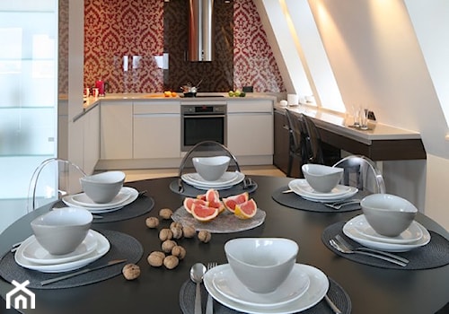 Apartament Sopot I - Mała biała jadalnia w kuchni, styl glamour - zdjęcie od ASAR projekt