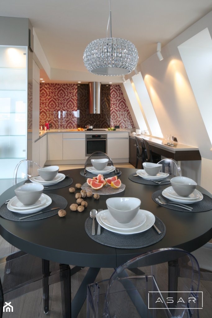 Apartament Sopot I - Mała biała jadalnia w kuchni, styl glamour - zdjęcie od ASAR projekt