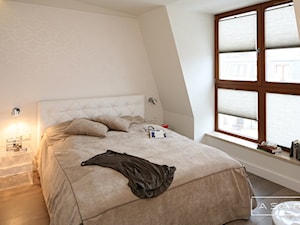 Apartament Sopot I - Mała biała sypialnia na poddaszu, styl glamour - zdjęcie od ASAR projekt