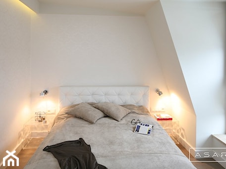 Aranżacje wnętrz - Sypialnia: Apartament Sopot I - Mała biała sypialnia na poddaszu, styl glamour - ASAR projekt. Przeglądaj, dodawaj i zapisuj najlepsze zdjęcia, pomysły i inspiracje designerskie. W bazie mamy już prawie milion fotografii!
