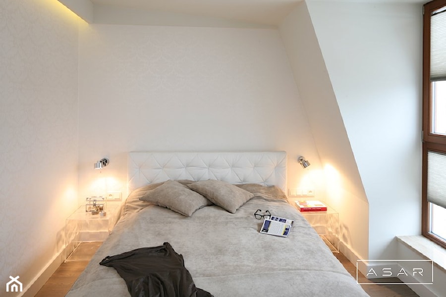 Apartament Sopot I - Mała biała sypialnia na poddaszu, styl glamour - zdjęcie od ASAR projekt