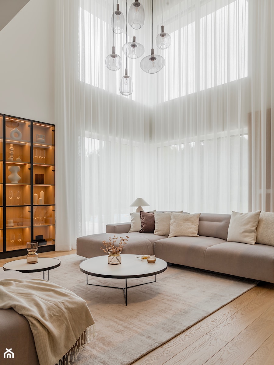 Dom 2+2 w ciepłym minimalizmie | Skierniewice - realizacja - Salon, styl minimalistyczny - zdjęcie od NORMY