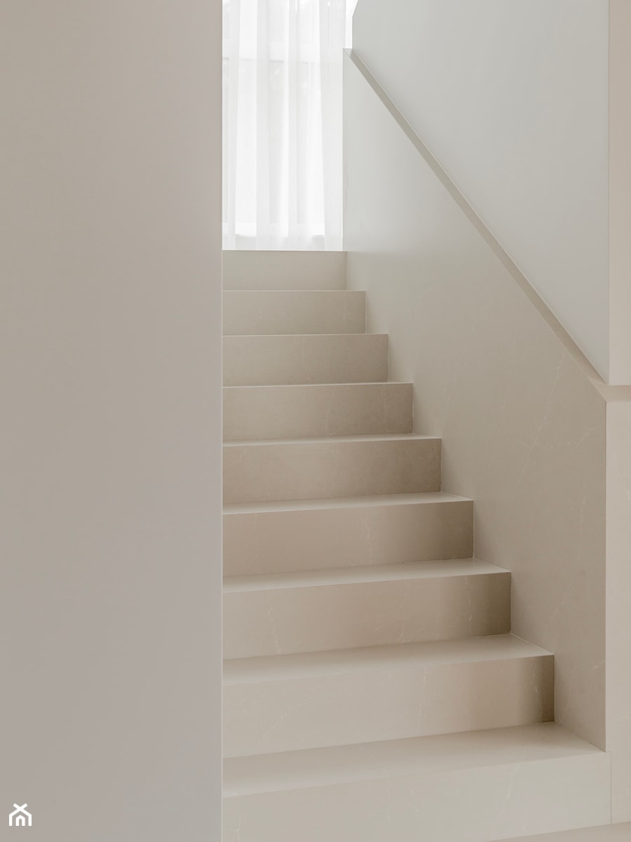 Dom 2+2 w ciepłym minimalizmie | Skierniewice - realizacja - Schody, styl minimalistyczny - zdjęcie od NORMY
