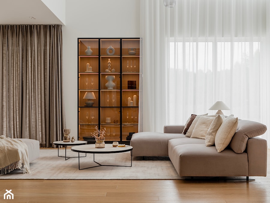 Dom 2+2 w ciepłym minimalizmie | Skierniewice - realizacja - Salon, styl nowoczesny - zdjęcie od NORMY