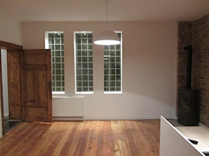 Salon z luksferami doświetlającymi wnętrze - zdjęcie od Adam Wicküler