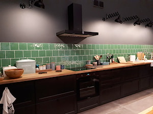 #KOLOROWEwnetrzeLEGRAND - Średnia zamknięta szara z zabudowaną lodówką z nablatowym zlewozmywakiem kuchnia jednorzędowa - zdjęcie od Ela Olsz