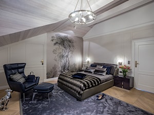 Rezydencja na skraju puszczy. - Duża beżowa sypialnia na poddaszu, styl tradycyjny - zdjęcie od Fossil Studio