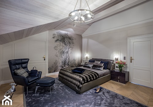 Rezydencja na skraju puszczy. - Duża beżowa sypialnia na poddaszu, styl tradycyjny - zdjęcie od Fossil Studio