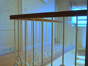 Klasyczne, dębowe schody - zdjęcie od Ambasada Wnętrz