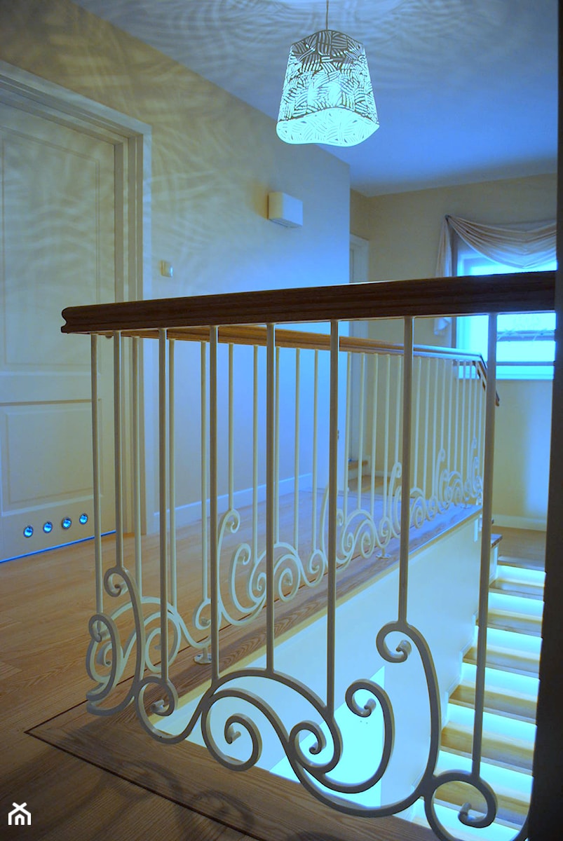 Klasyczne, dębowe schody - zdjęcie od Ambasada Wnętrz