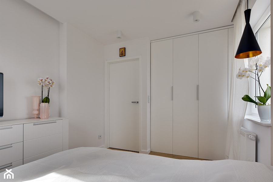 Minimalistyczne wnętrze w Katowicach - Średnia biała sypialnia, styl nowoczesny - zdjęcie od KAST DESIGN