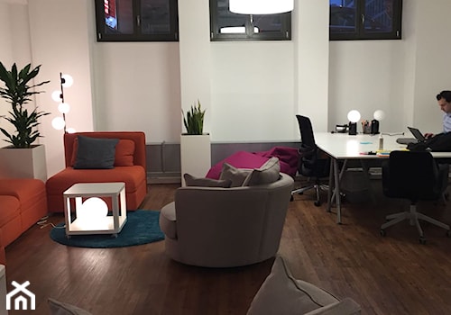 Aranżacja przestrzeni co-working - Średnie z sofą białe biuro, styl nowoczesny - zdjęcie od KAST DESIGN