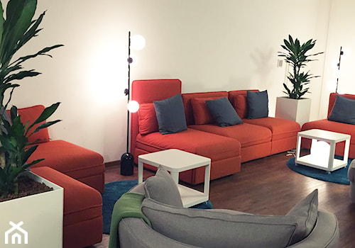 Aranżacja przestrzeni co-working - Średnie w osobnym pomieszczeniu z sofą beżowe biuro, styl nowoczesny - zdjęcie od KAST DESIGN