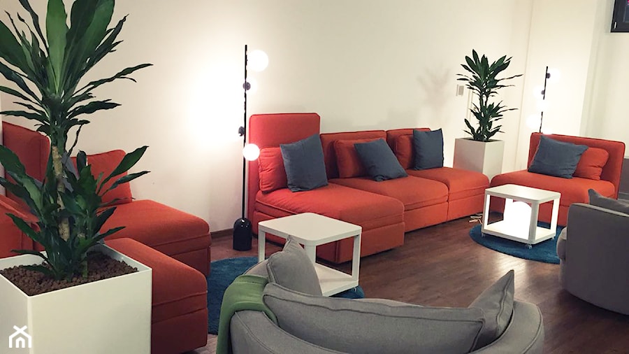 Aranżacja przestrzeni co-working - Średnie w osobnym pomieszczeniu z sofą beżowe biuro, styl nowoczesny - zdjęcie od KAST DESIGN