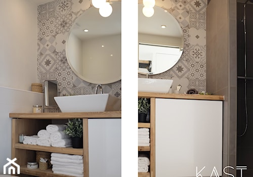 Loft 40 m2 - Mała na poddaszu bez okna łazienka, styl skandynawski - zdjęcie od KAST DESIGN