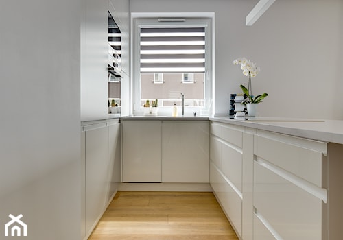 Minimalistyczne wnętrze w Katowicach - Duża otwarta biała z zabudowaną lodówką kuchnia w kształcie litery u z oknem, styl nowoczesny - zdjęcie od KAST DESIGN