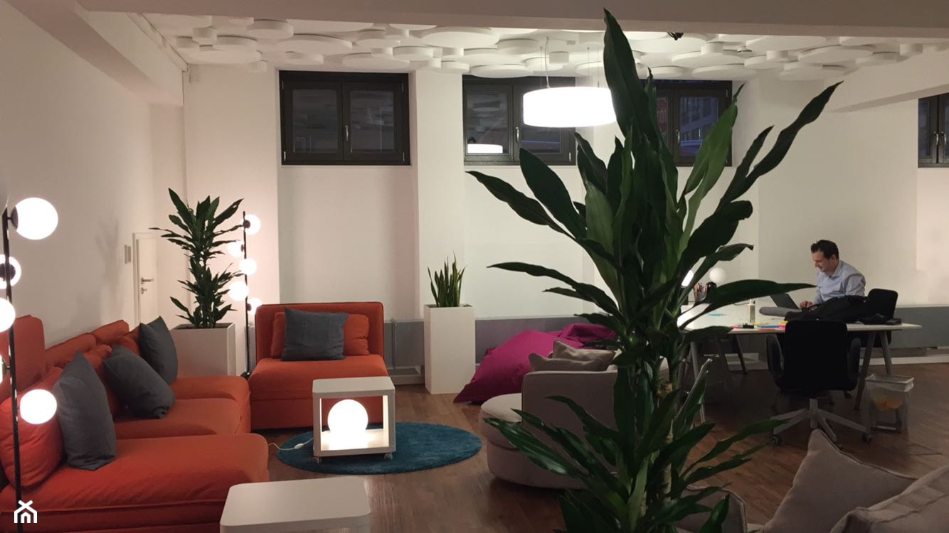 Aranżacja przestrzeni co-working - Średnie w osobnym pomieszczeniu z sofą szare biuro, styl nowoczesny - zdjęcie od KAST DESIGN - Homebook