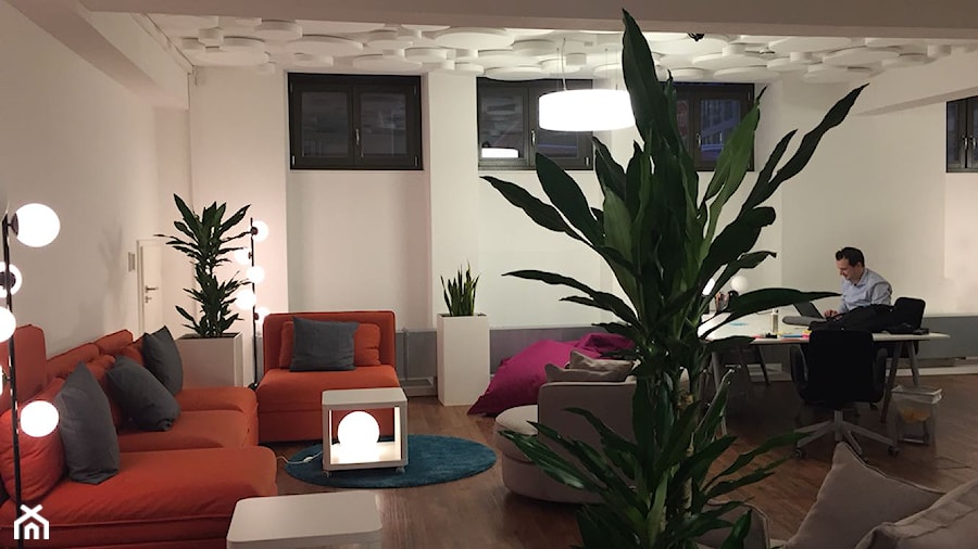 Aranżacja przestrzeni co-working - Średnie w osobnym pomieszczeniu z sofą szare biuro, styl nowoczesny - zdjęcie od KAST DESIGN